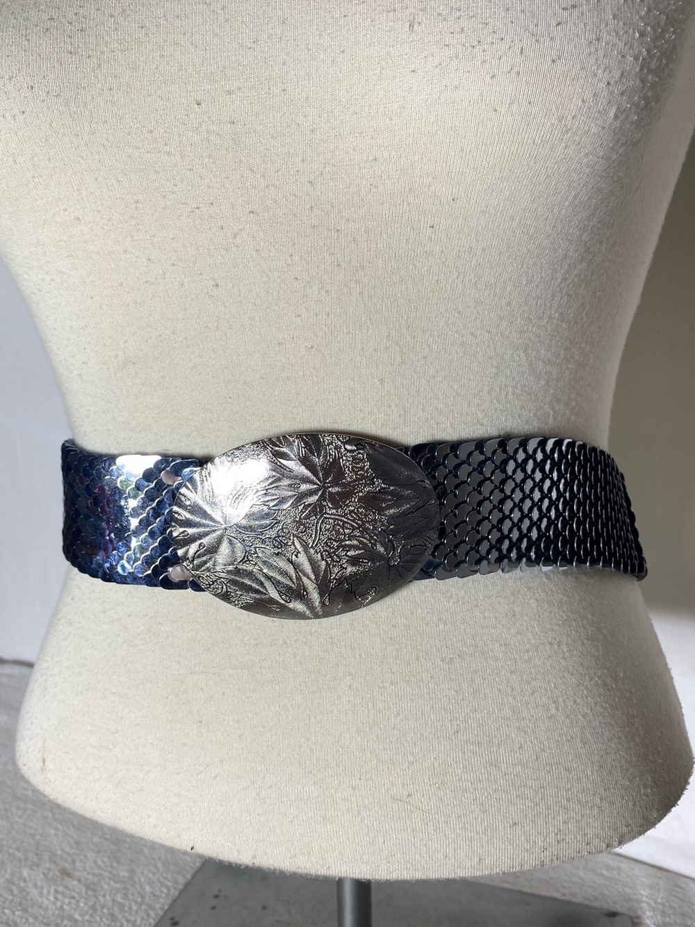Vintage 70s 80s Silver Tone Fish Scale Stretch Belt with Ornate Oval Buckle